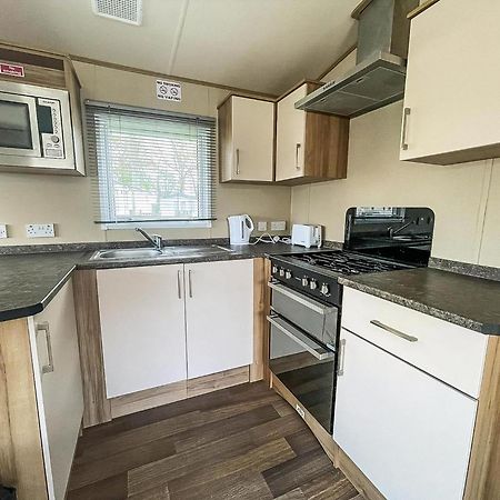 Lovely 6 Berth Caravan With Decking At Carlton Meres In Suffolk Ref 60058M Saxmundham Buitenkant foto