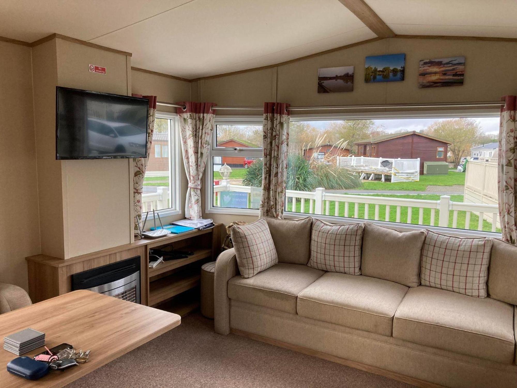 Lovely 6 Berth Caravan With Decking At Carlton Meres In Suffolk Ref 60058M Saxmundham Buitenkant foto