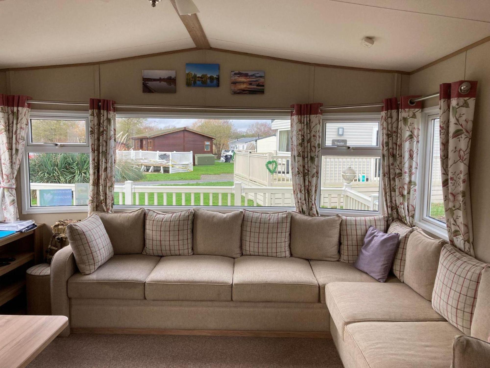 Lovely 6 Berth Caravan With Decking At Carlton Meres In Suffolk Ref 60058M Saxmundham Buitenkant foto