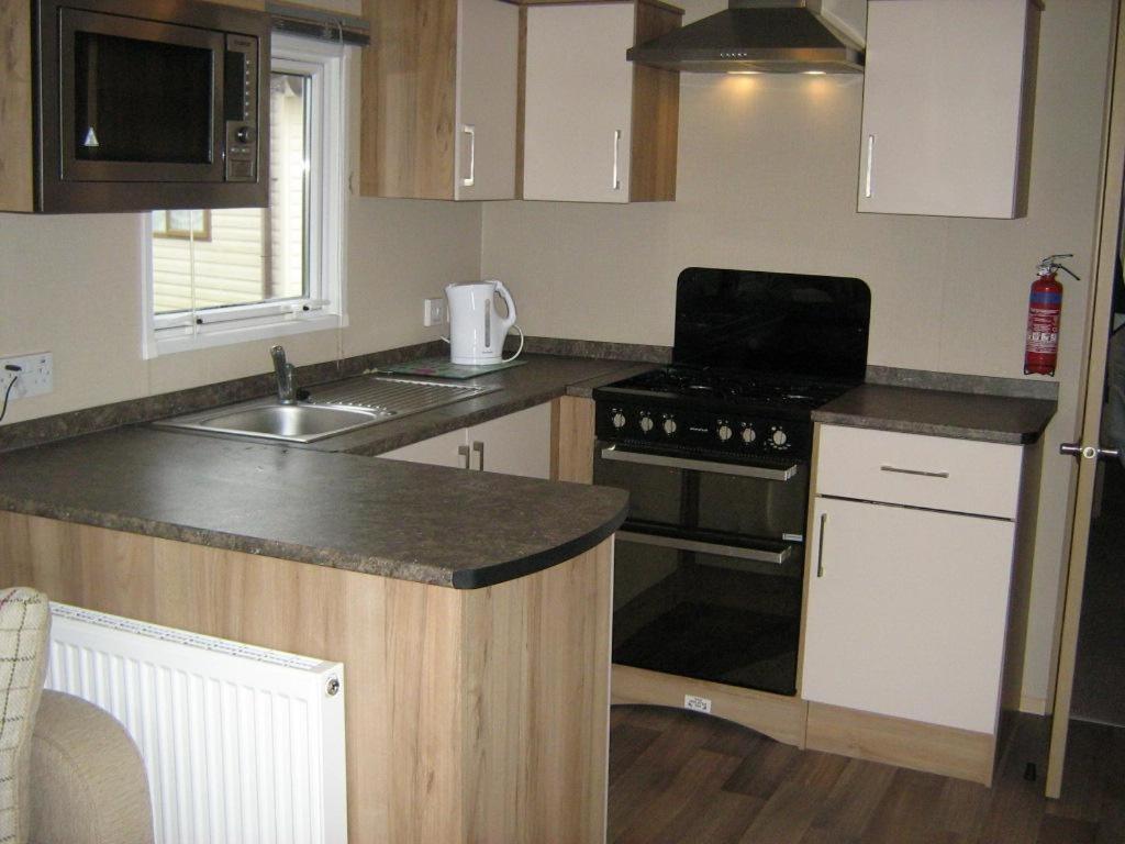 Lovely 6 Berth Caravan With Decking At Carlton Meres In Suffolk Ref 60058M Saxmundham Buitenkant foto