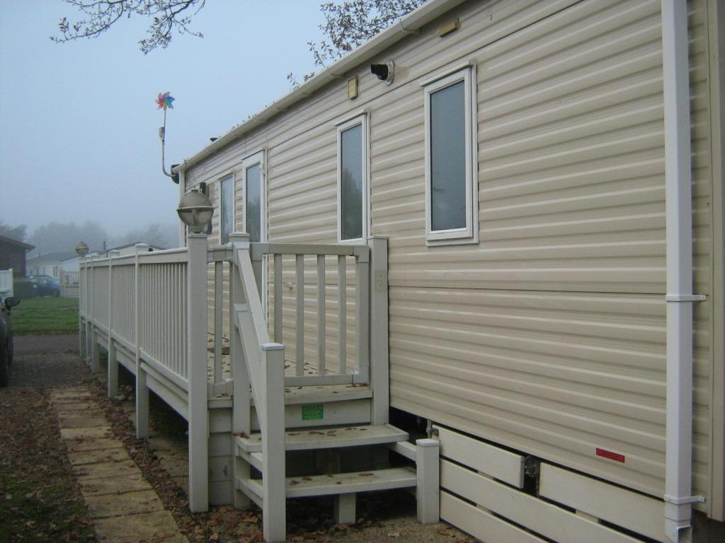 Lovely 6 Berth Caravan With Decking At Carlton Meres In Suffolk Ref 60058M Saxmundham Buitenkant foto