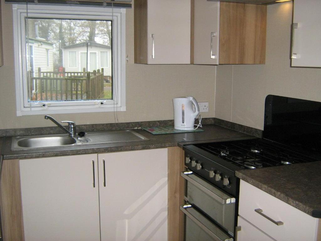 Lovely 6 Berth Caravan With Decking At Carlton Meres In Suffolk Ref 60058M Saxmundham Buitenkant foto