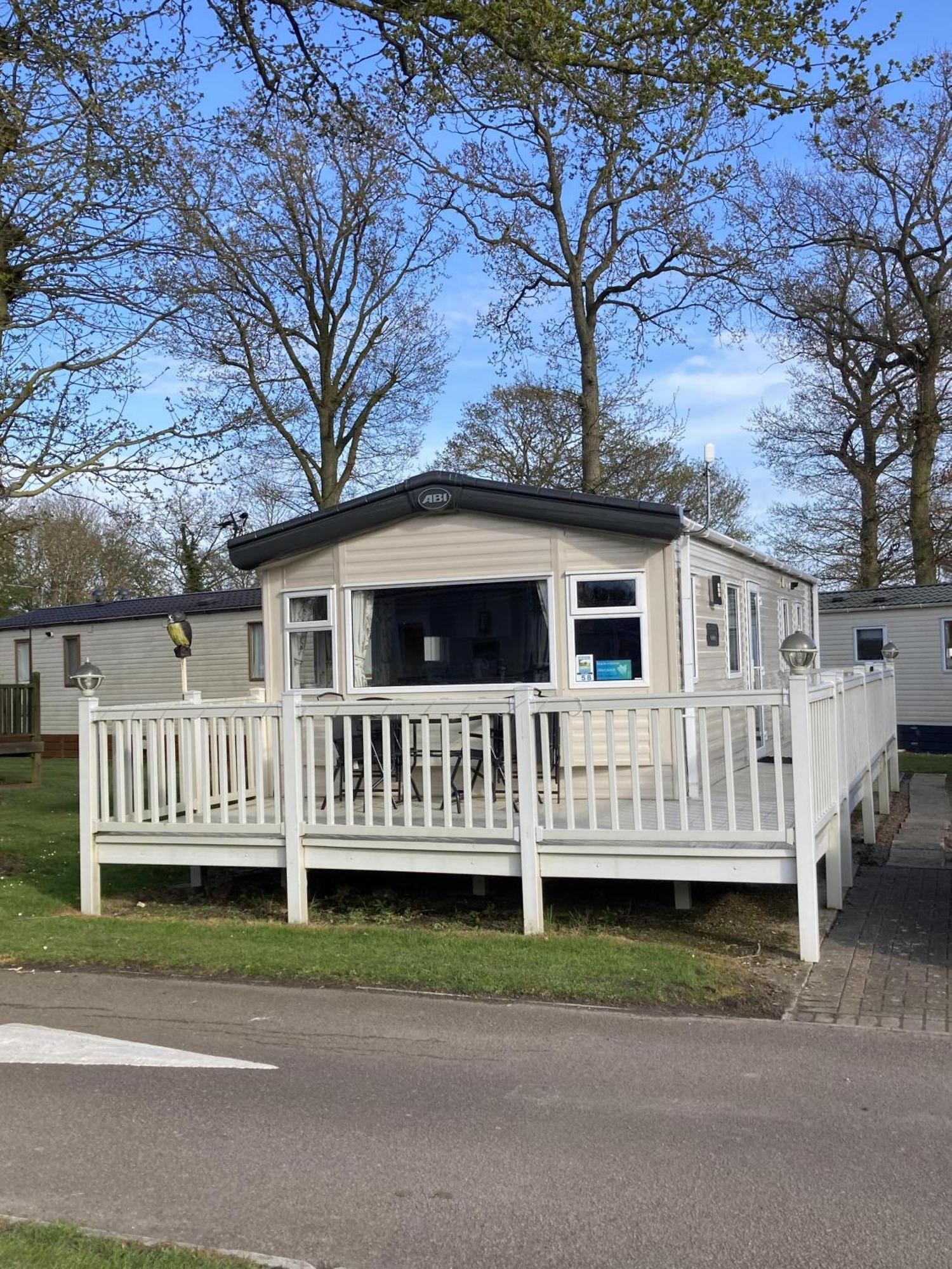 Lovely 6 Berth Caravan With Decking At Carlton Meres In Suffolk Ref 60058M Saxmundham Buitenkant foto