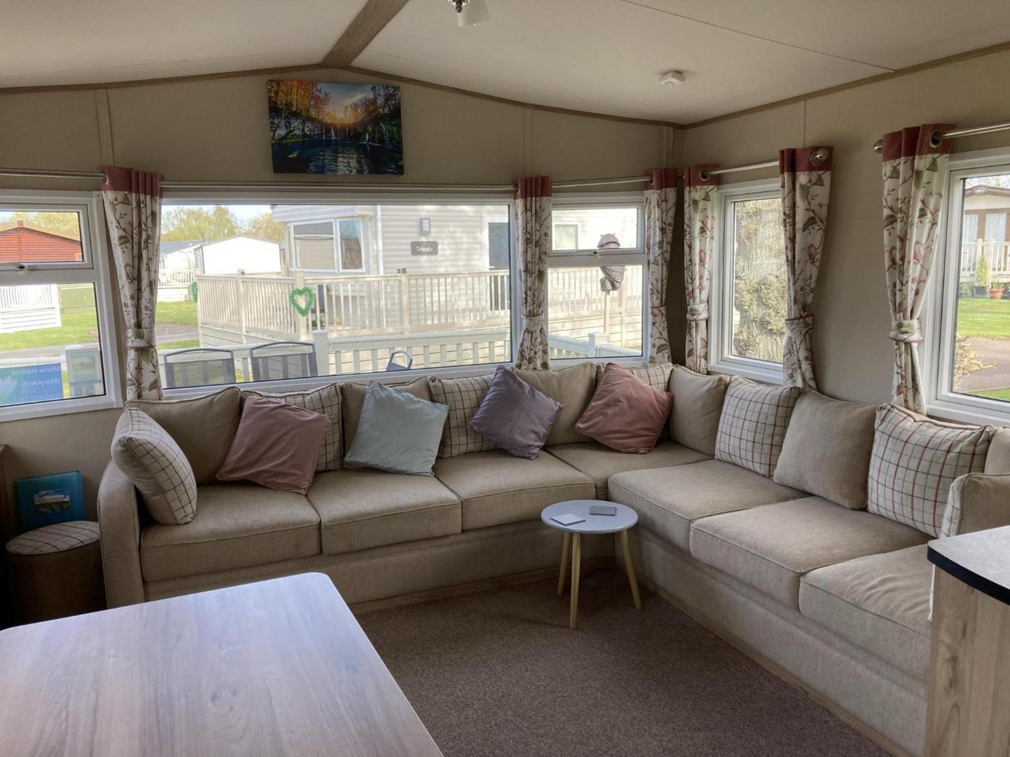 Lovely 6 Berth Caravan With Decking At Carlton Meres In Suffolk Ref 60058M Saxmundham Buitenkant foto