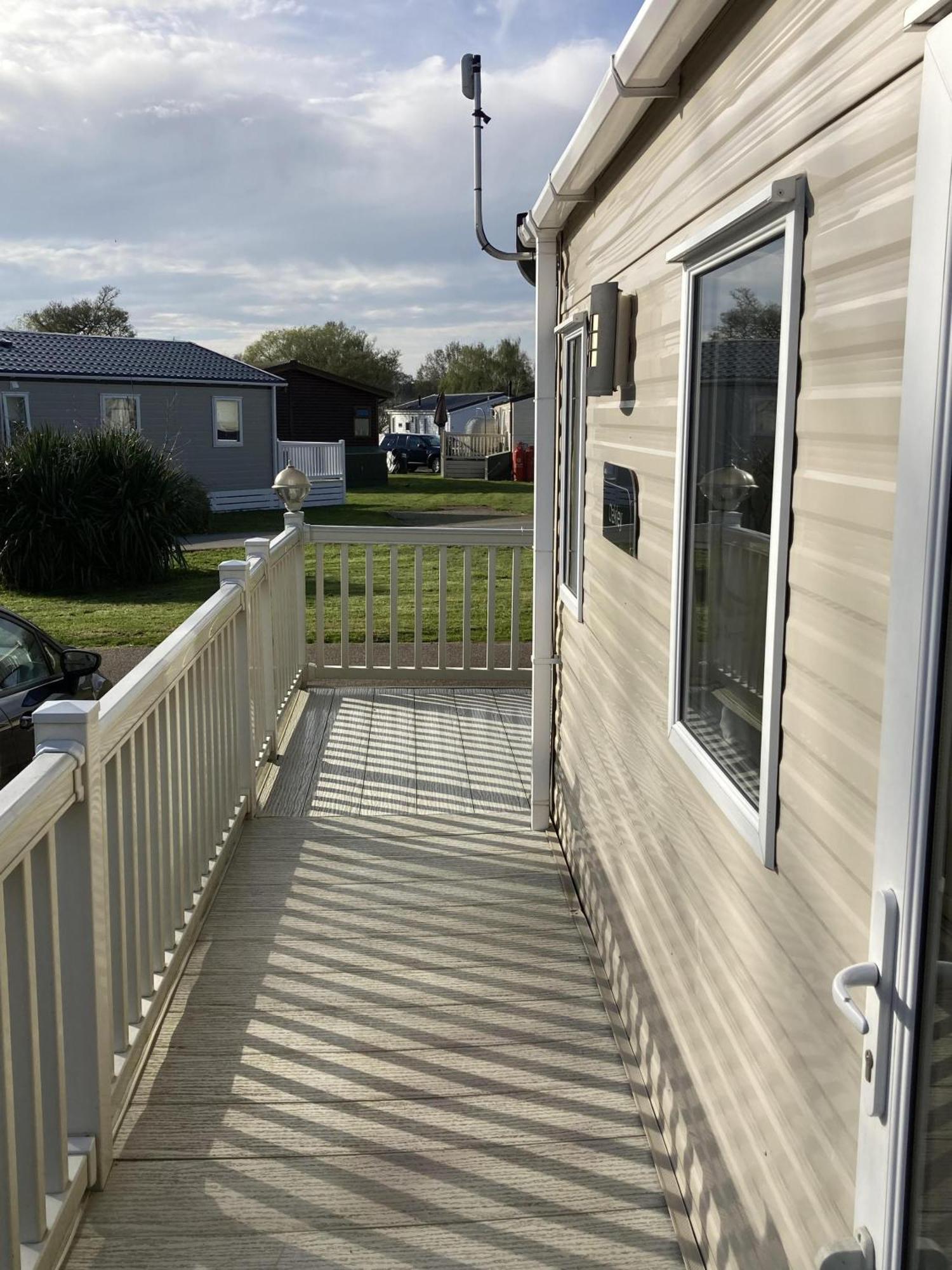 Lovely 6 Berth Caravan With Decking At Carlton Meres In Suffolk Ref 60058M Saxmundham Buitenkant foto
