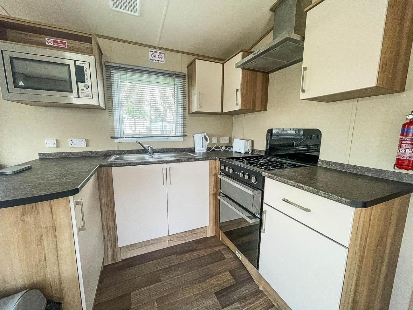 Lovely 6 Berth Caravan With Decking At Carlton Meres In Suffolk Ref 60058M Saxmundham Buitenkant foto