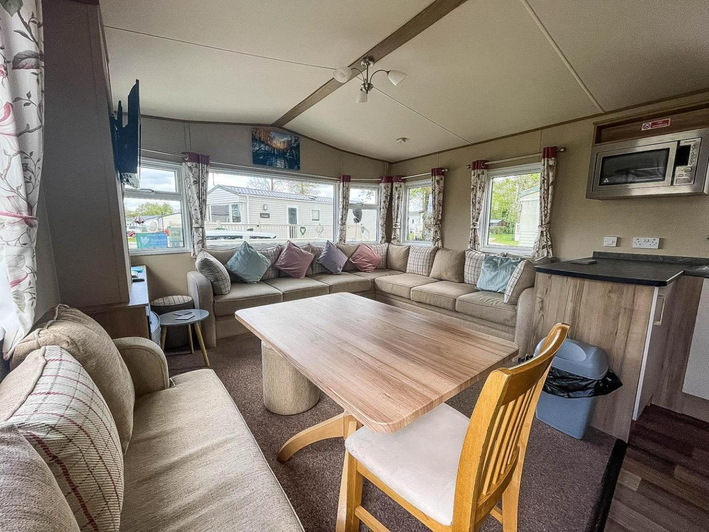 Lovely 6 Berth Caravan With Decking At Carlton Meres In Suffolk Ref 60058M Saxmundham Buitenkant foto
