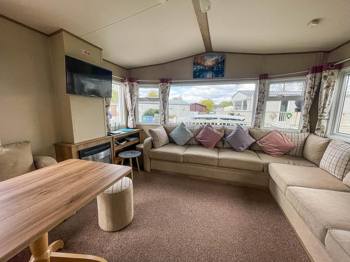 Lovely 6 Berth Caravan With Decking At Carlton Meres In Suffolk Ref 60058M Saxmundham Buitenkant foto