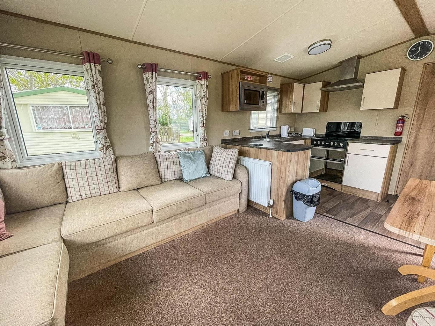 Lovely 6 Berth Caravan With Decking At Carlton Meres In Suffolk Ref 60058M Saxmundham Buitenkant foto