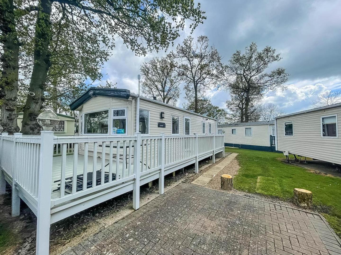 Lovely 6 Berth Caravan With Decking At Carlton Meres In Suffolk Ref 60058M Saxmundham Buitenkant foto