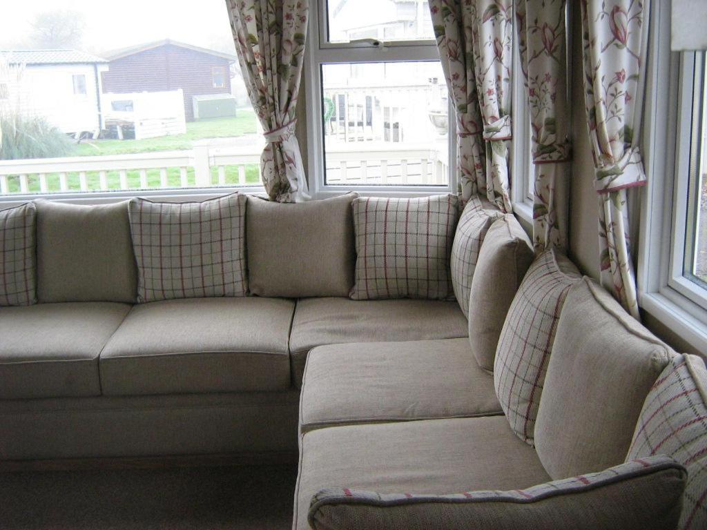 Lovely 6 Berth Caravan With Decking At Carlton Meres In Suffolk Ref 60058M Saxmundham Buitenkant foto