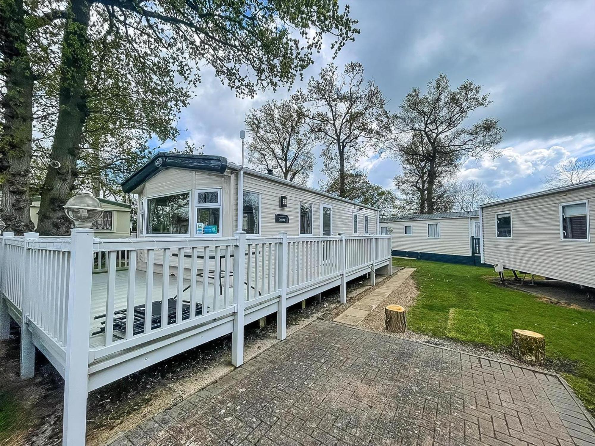 Lovely 6 Berth Caravan With Decking At Carlton Meres In Suffolk Ref 60058M Saxmundham Buitenkant foto